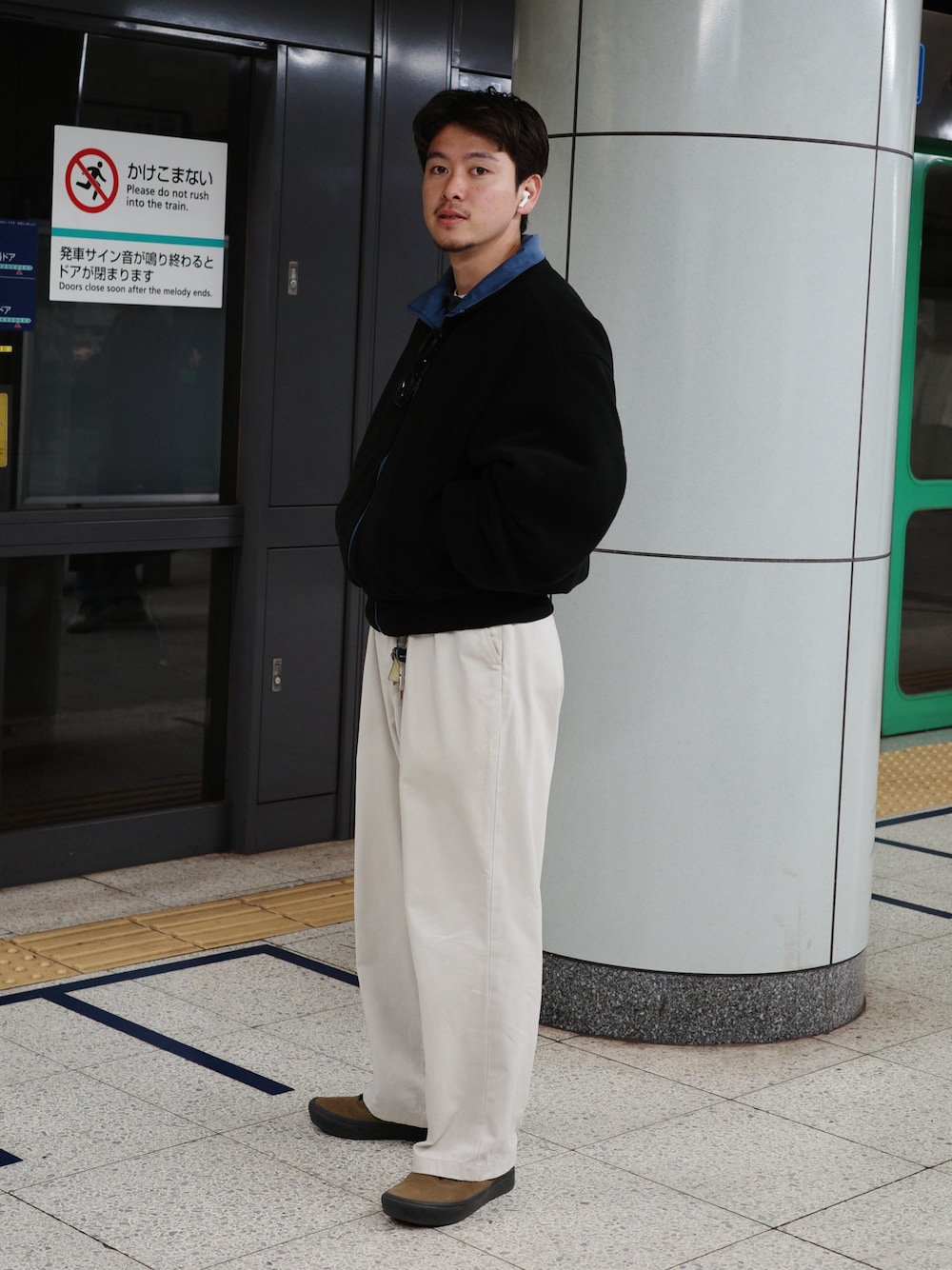 「白パンツ、古着MIX、スニーカー、ワイドパンツ、シンプルコーデ、チノパン、きれいめカジュアル、休日スタイル、休日コーデ、オトナカジュアル、大人カジュアル、お出かけコーデ、春夏コーデ、淡色コーデ、今日のコーデ」｜「BONBONのアイテム（ブルゾン、ブルー系）」を使った、けーすけさん（メンズ・165cm）の春コーディネートの1枚目の写真