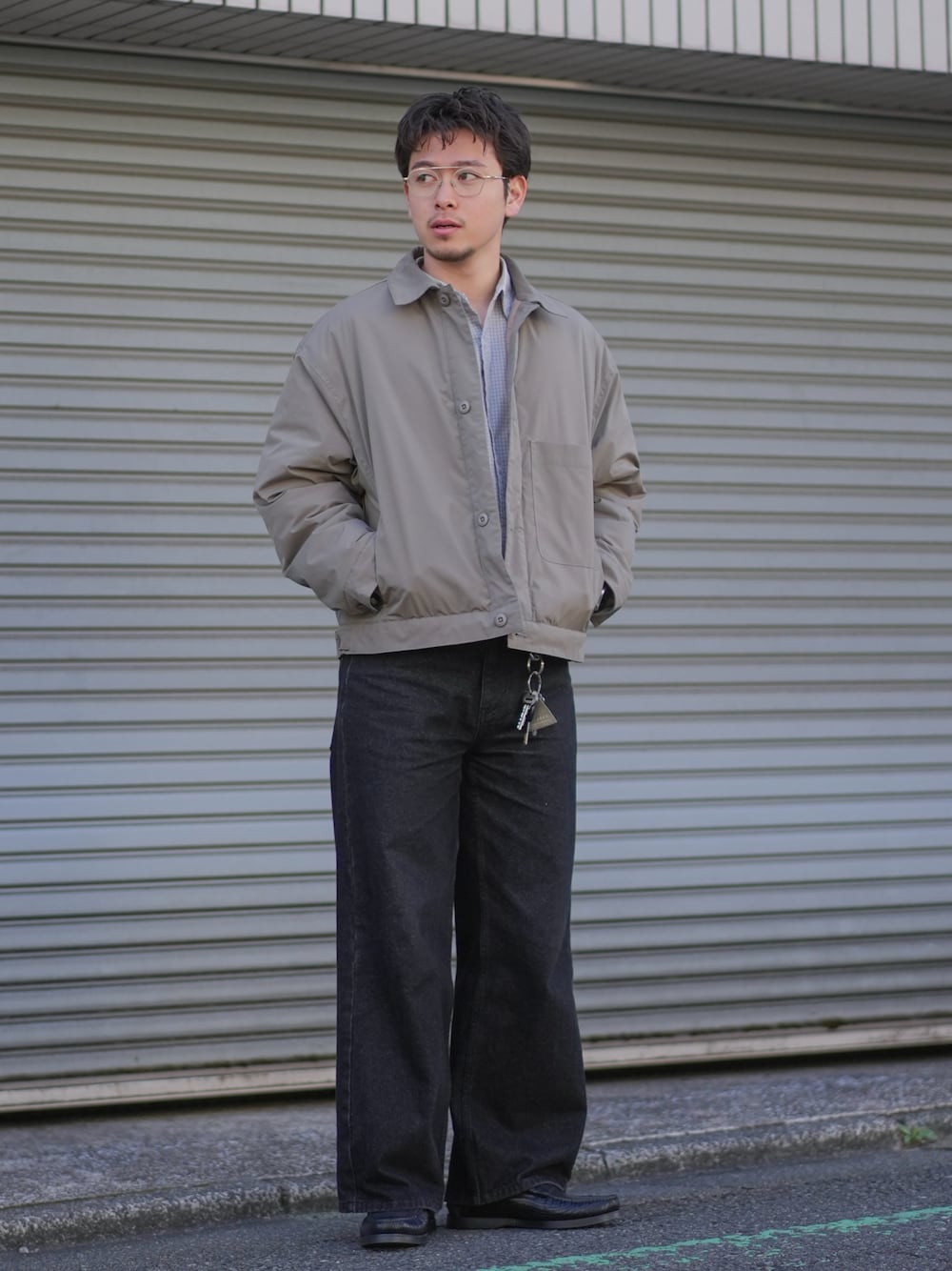 「今日のコーデ、メガネ男子、春色、シャツスタイル、レイヤードスタイル、デニムパンツ、ワイドパンツ、デニム、きれいめカジュアル、オトナカジュアル、休日スタイル、お出かけコーデ、春、大人ファッション、モノトーン」｜「BONBONのアイテム（デニムパンツ、ブラック系）」を使った、けーすけさん（メンズ・165cm）の冬コーディネートの1枚目の写真