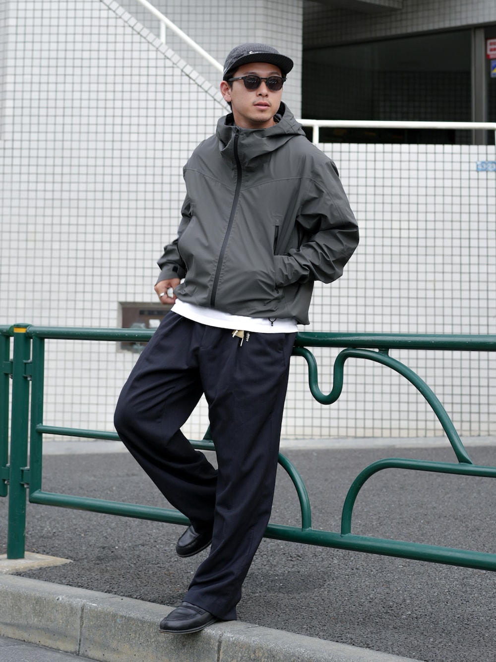 ホワイト系のTシャツ/カットソー、ブラック系のローファー、グレー系のマウンテンパーカーを着用したメンズの秋コーディネートの1枚目の写真