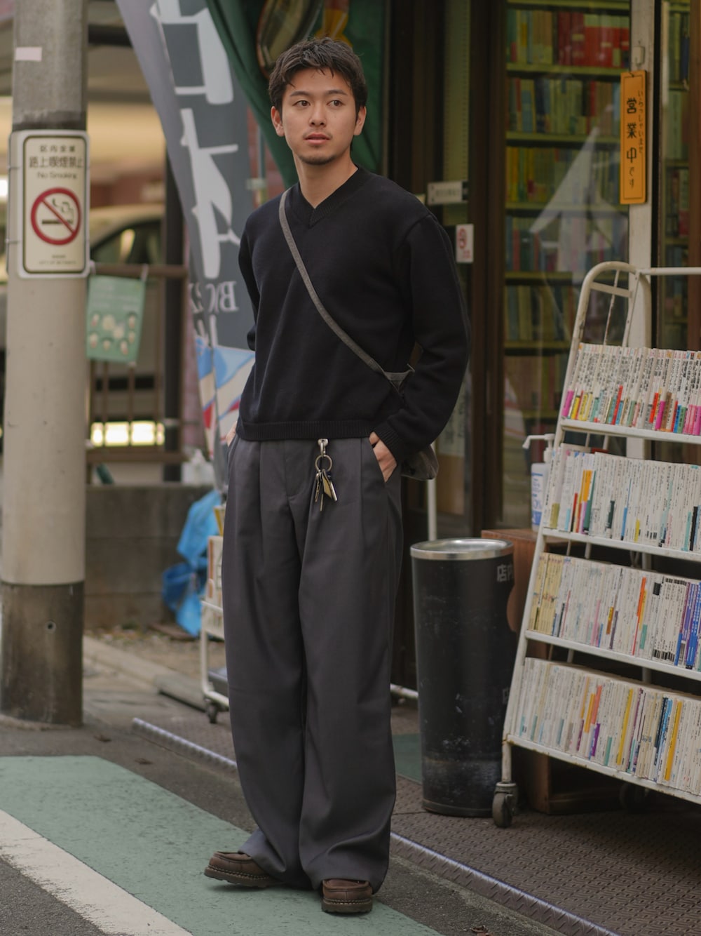 「春めき満開コーデ、春コーデ、ニット、Vネック、セーター、モノトーン、スラックス、ローファー、革靴、ショルダーバッグ、大人コーデ、大人カジュアル、きれいめカジュアル、デートコーデ、オトナカジュアル」｜「BONBONのアイテム（スラックス、グレー系）」を使った、けーすけさん（メンズ・165cm）の春コーディネートの1枚目の写真