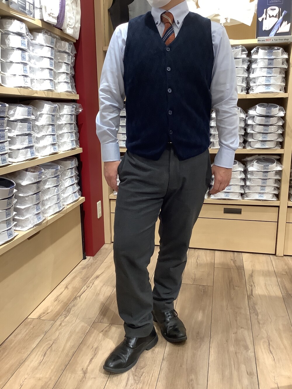 「BRICK HOUSE by Tokyo Shirts、ファッションを楽しもう、シャツ好き集まれ、ビジネススタイル、オフィススタイル、シンプルコーデ、シャツスタイル、ベスト、ベスト×シャツ、冬コーデ、秋コーデ、ootd、outfit」｜「BRICK HOUSE by TOKYO SHIRTの裏キルトニットジレ（スーツベスト、ブルー系）」を使った、TOKYO SHIRTS 博多駅地下店さん（メンズ・160cm）の冬コーディネートの1枚目の写真