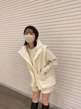 「アイテム（ダウンベスト、ホワイト系）」を使った、はるかさん（レディース・163cm）の秋コーディネート