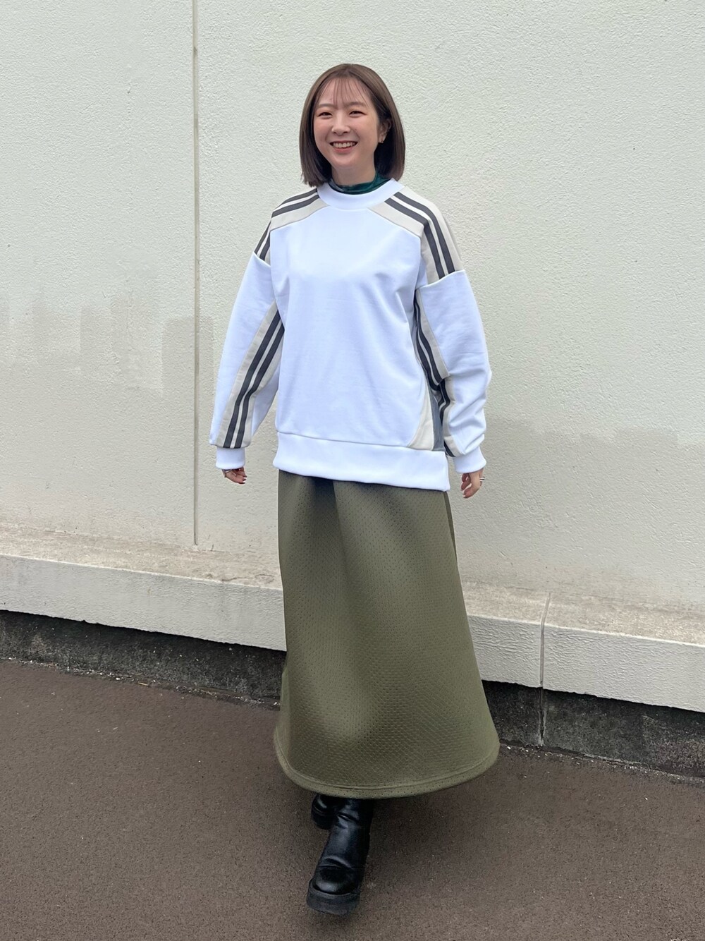 「ファッションを楽しもう、スウェット、フレアスカート」｜「CITY TOKYOのアクティブラインスウェットトップス（スウェット、ホワイト系）」を使った、福田優花さん（レディース・163cm）の秋コーディネートの1枚目の写真