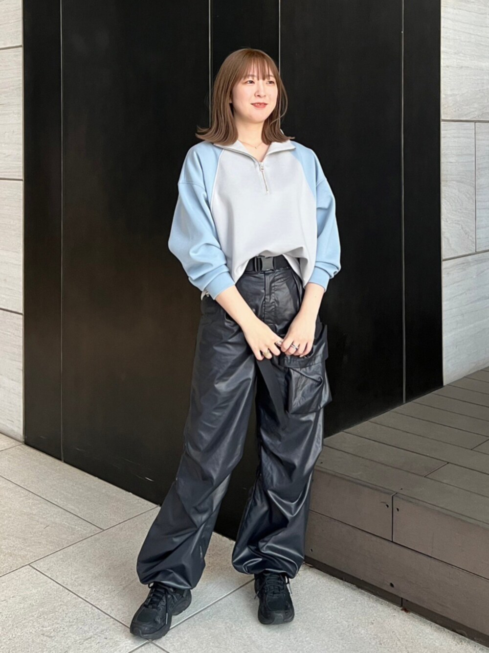 「スポーツミックス、春コーデ、お出かけコーデ、カジュアルコーデ、春服、オトナ女子、メンズライク、春色、バイカラー、パンツスタイル、パンツコーデ、パンツ、ゆったりパンツ、モックネック、ハーフジップ」｜「CITY TOKYOのハーフジップモックネックスウェットトップス（スウェット、ブルー系）」を使った、福田優花さん（レディース・163cm）の春コーディネートの1枚目の写真
