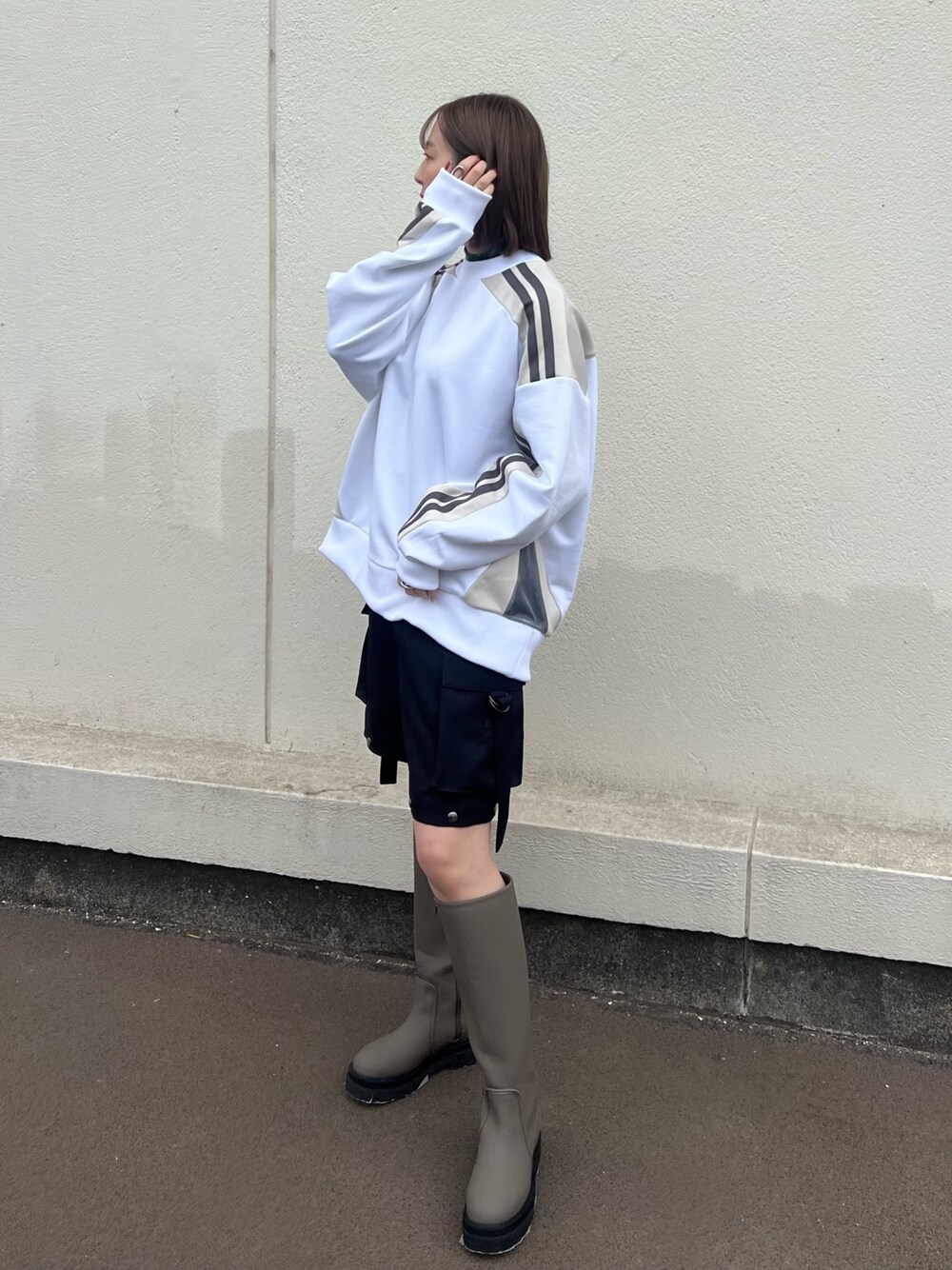 「スウェット、ブーツ」｜「CITY TOKYOのアクティブラインスウェットトップス（スウェット、ホワイト系）」を使った、福田優花さん（レディース・163cm）の冬コーディネートの1枚目の写真
