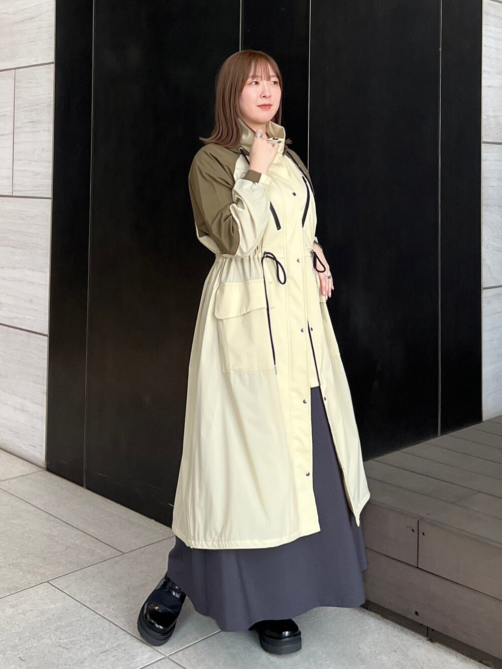 「春アウター、デートコーデ、春コーデ、お出かけコーデ、ジャケットスタイル、カジュアルコーデ、オトナ女子、大人コーデ、キレイめコーデ、オトナカワイイ、アウターコーデ、ライトアウター、春服、スカートスタイル、スカートコーデ」｜「CITY TOKYOのライトウェイトウィンドプルーフコートブルゾン（ブルゾン、ベージュ系）」を使った、福田優花さん（レディース・163cm）の春コーディネートの1枚目の写真