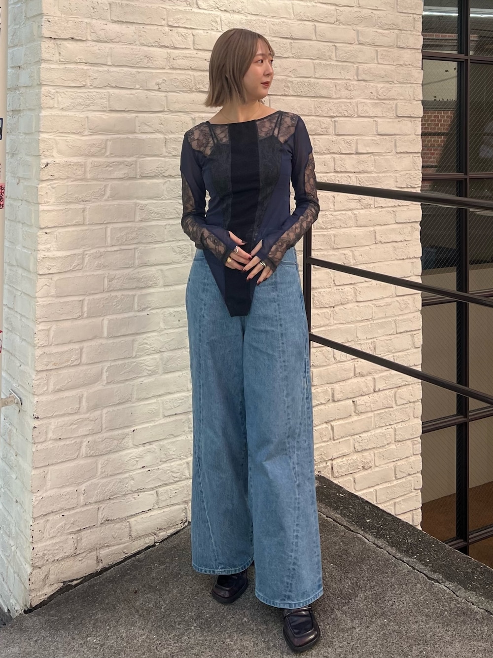 「PUBLIC TOKYOのレースボディスーツ（Tシャツ/カットソー、ブルー系）」を使った、福田優花さん（レディース・163cm）の秋コーディネートの1枚目の写真
