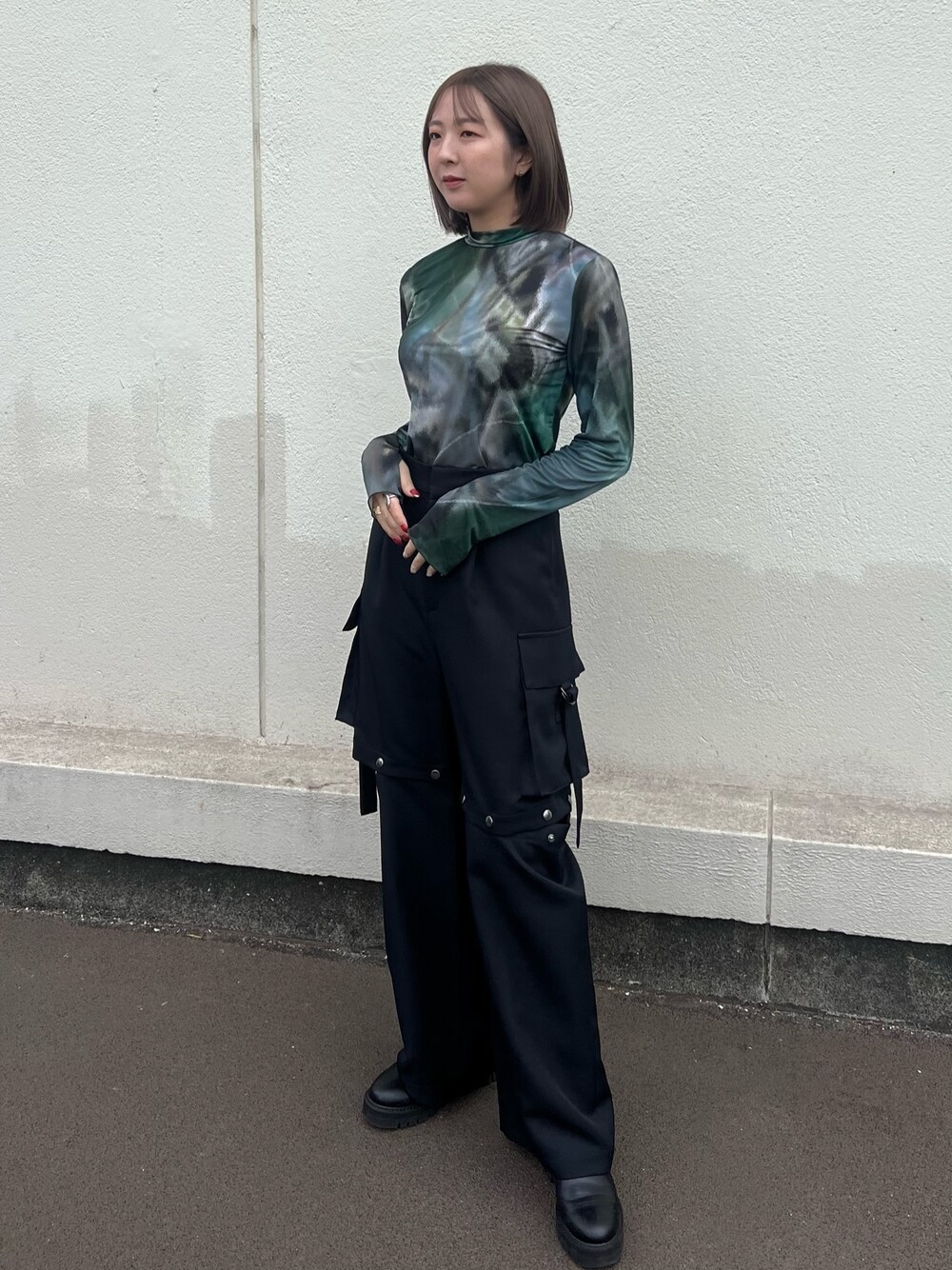 「パンツスタイル」｜「CITY TOKYOのパリランドスケープシアートップス（Tシャツ/カットソー、グリーン系）」を使った、福田優花さん（レディース・163cm）の冬コーディネートの1枚目の写真