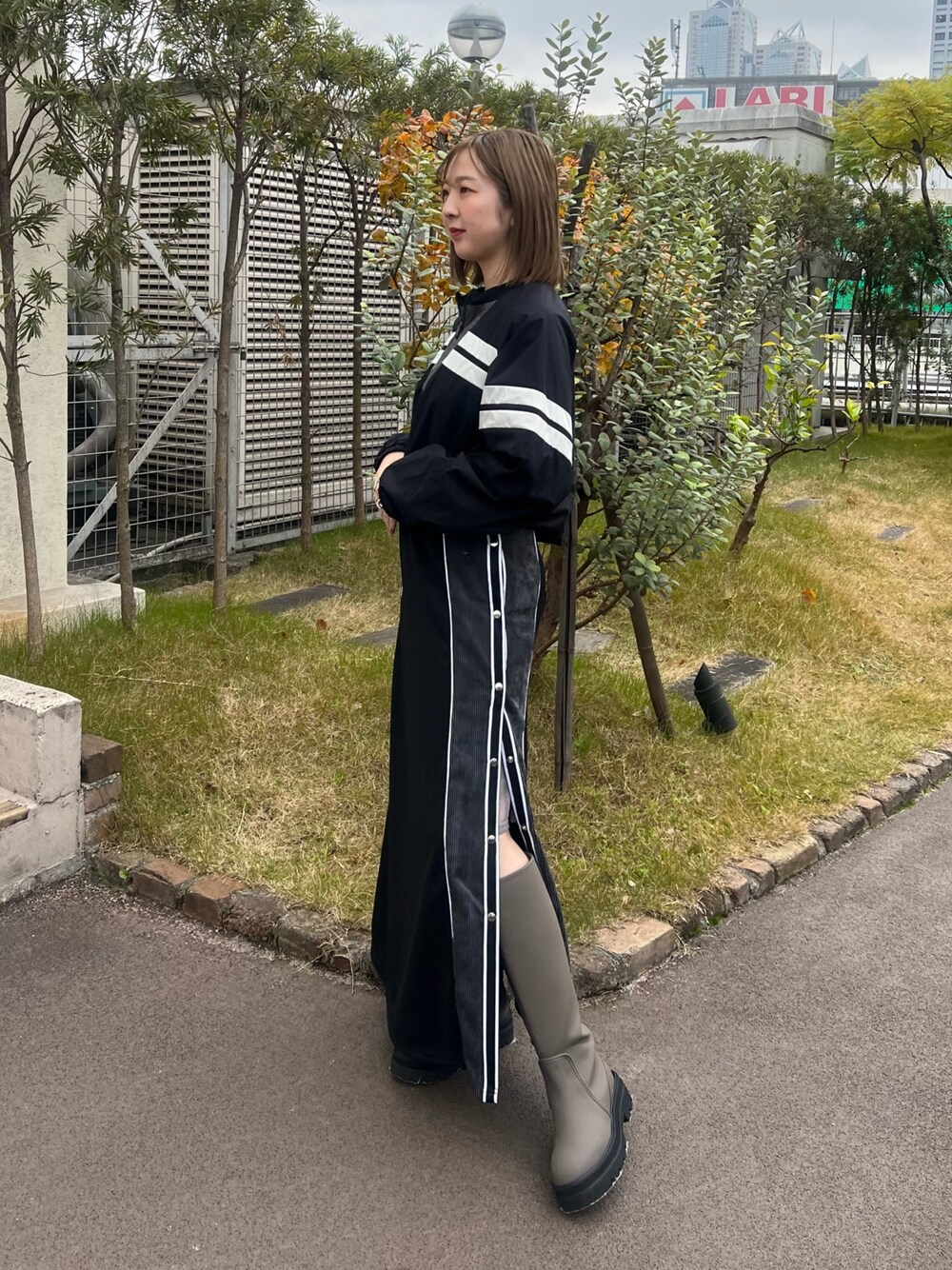 「クロップドトップス、ロングスカート、ロングブーツ」｜「CITY TOKYOのハーフジップショートピステ（Tシャツ/カットソー、ブラック系）」を使った、福田優花さん（レディース・163cm）の冬コーディネートの1枚目の写真