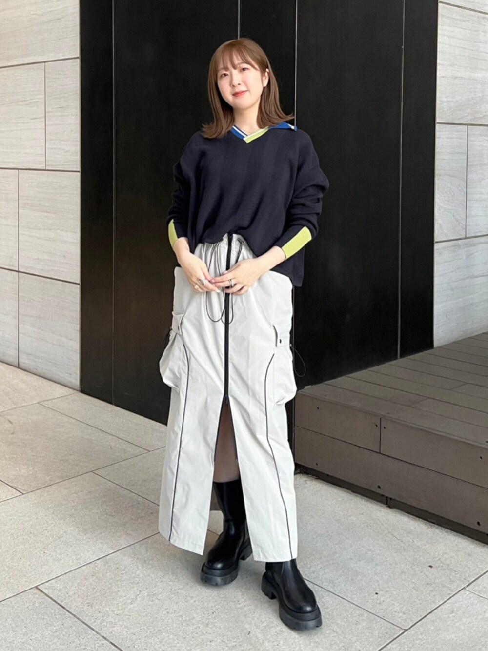 「スポーツミックス、春コーデ、お出かけコーデ、カジュアルコーデ、春服、オトナ女子、ゲームシャツ、シャツスタイル、シャツコーデ、ニット、ニットコーデ、高身長、高身長女子、スカート、スカートコーデ」｜「CITY TOKYOのゲームシャツショートニットトップス（ニット/セーター、ブラック系）」を使った、福田優花さん（レディース・163cm）の春コーディネートの1枚目の写真