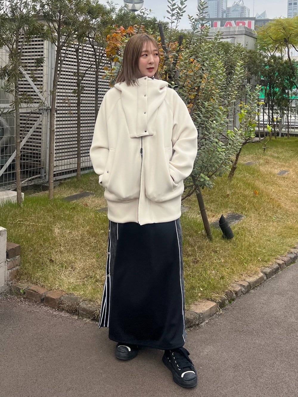「ブルゾン、ロングスカート」｜「CITY TOKYOのダンボールフーディーブルゾン（ブルゾン、ホワイト系）」を使った、福田優花さん（レディース・163cm）の冬コーディネートの1枚目の写真