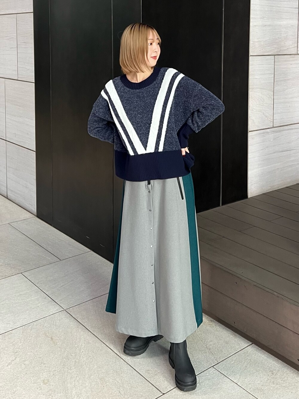 「スポーツミックス、ニット、ショート丈トップス、フレアスカート、ラインスカート」｜「CITY TOKYOのダブルラインショートニットトップス（ニット/セーター、ブルー系）」を使った、福田優花さん（レディース・163cm）の秋コーディネートの1枚目の写真