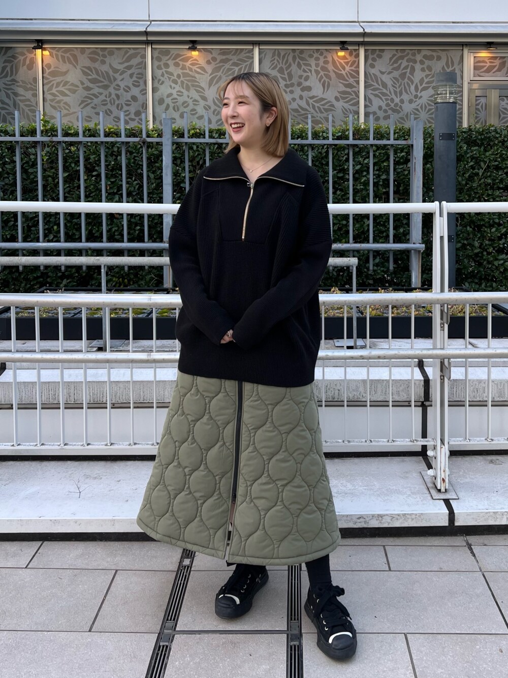 「ハーフジップ、ニット、スカート、ロングスカート」｜「CITY TOKYOのハーフZIPオーバーニットトップス（ニット/セーター、ブラック系）」を使った、福田優花さん（レディース・163cm）の秋コーディネートの1枚目の写真