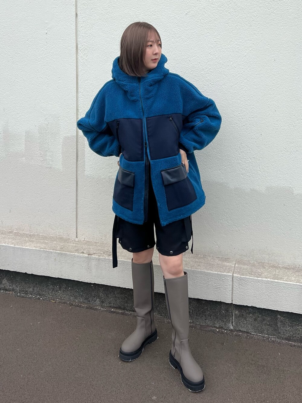「ボアジャケット、ショーツ、ロングブーツ」｜「CITY TOKYOの【限定アイテム】マルチスリットストレートパンツ（その他パンツ、ブラック系）」を使った、福田優花さん（レディース・163cm）の秋コーディネートの1枚目の写真