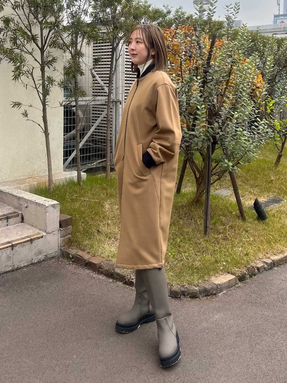「リブニット、タートルネック、MA1、ロングコート」｜「CITY TOKYOの【洗える】ミラノリブタートルニットトップス（ニット/セーター、ホワイト系）」を使った、福田優花さん（レディース・163cm）の冬コーディネートの1枚目の写真