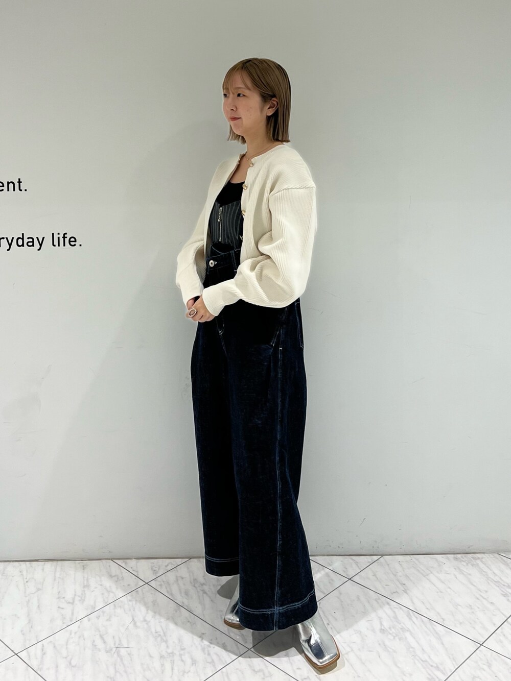 「PUBLIC TOKYOのホールデニムオールインワン（サロペット/オーバーオール、ブルー系）」を使った、福田優花さん（レディース・163cm）の秋コーディネートの1枚目の写真