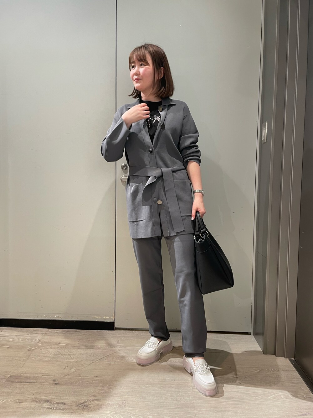 「AXchanger、AXchange、armaniexchange、ARMANIEXCHANGE、アルマーニエクスチェンジ、ARMANIworld、WelcomeARMANI、高身長コーデ、ジャケットスタイル、セットアップ、春コーデ、トートバッグ」｜「ARMANI EXCHANGEの【A|X アルマーニ エクスチェンジ】WAVE　A|Xロゴ　ミディハンドバッグ（ハンドバッグ、ブラック系）」を使った、MIさん（レディース・169cm）の冬コーディネートの1枚目の写真