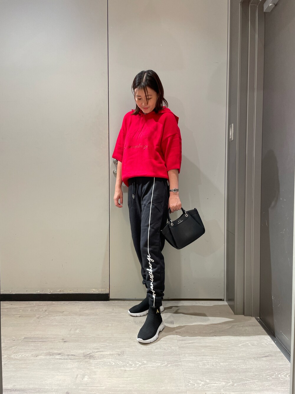 「アルマーニエクスチェンジ、armaniexchange、ARMANIEXCHANGE、ARMANIworld、WelcomeARMANI、スウェットパンツ、ニットパーカー、ハンドバッグ、ショルダーバッグ、高身長コーデ、スニーカーコーデ、ラフコーデ、秋コーデ、赤ニット」｜「ARMANI EXCHANGEの【A|X アルマーニ エクスチェンジ】A|Xロゴ　ミニハンドバッグ（ハンドバッグ、ブラック系）」を使った、MIさん（レディース・169cm）の夏コーディネートの1枚目の写真