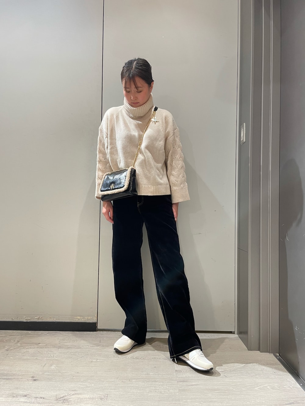 「AXchanger、AXchange、アルマーニエクスチェンジ、ARMANIEXCHANGE、armaniexchange、ショルダーバッグ、タートルネックニット、大人カジュアル、スニーカーコーデ、ニット、高身長コーデ、冬コーデ、モコモコバッグ、ケーブルニット、ママコーデ」｜「ARMANI EXCHANGEの【A|X アルマーニ エクスチェンジ】ハイネックローゲージニットプルオーバー（ニット/セーター、ベージュ系）」を使った、MIさん（レディース・169cm）の秋コーディネートの1枚目の写真