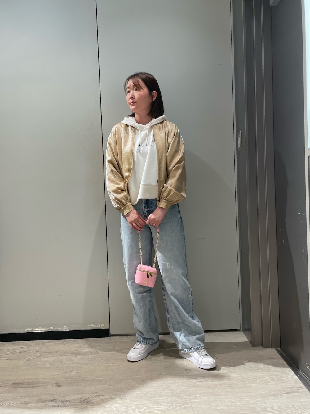 「AXchanger、AXchange、ARMANIEXCHANGE、armaniexchange、アルマーニエクスチェンジ、オトナカジュアル、パーカー、ミニショルダー、ミニバッグ、デニムパンツ、羽織り、オトナ女子、ラフ、高身長女子、春コーデ」｜「ARMANI EXCHANGEの【A|X アルマーニ エクスチェンジ】AXロゴ　ミニショルダーバッグ（ショルダーバッグ、ピンク系）」を使った、MIさん（レディース・169cm）の春コーディネートの1枚目の写真