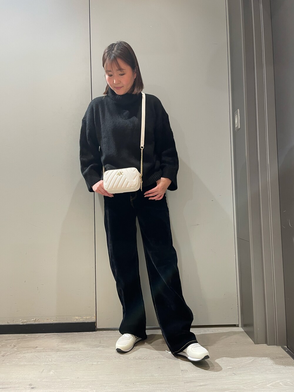 「AXchanger、AXchange、アルマーニエクスチェンジ、armaniexchange、ARMANIEXCHANGE、ショルダーバッグ、ミニショルダー、ニット、タートルネック」｜「ARMANI EXCHANGEの【A|X アルマーニ エクスチェンジ】ハイネックローゲージニットプルオーバー（ニット/セーター、ベージュ系）」を使った、MIさん（レディース・169cm）の秋コーディネートの1枚目の写真