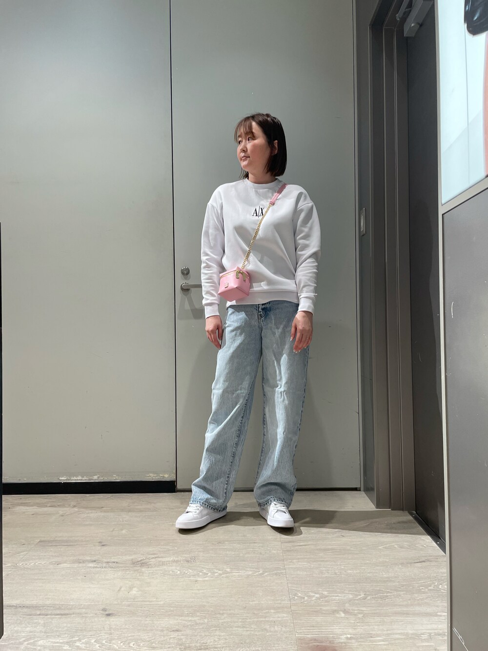 「AXchanger、AXchange、armaniexchange、ARMANIEXCHANGE、アルマーニエクスチェンジ、ARMANIworld、高身長女子、デニムパンツ、カジュアルコーデ、トレーナー、スウェット、春コーデ、ラフ、春カラー、ミニショルダー」｜「ARMANI EXCHANGEの【A|X アルマーニ エクスチェンジ】ICON クルーネックスウェットプルオーバー（スウェット、ホワイト系）」を使った、MIさん（レディース・169cm）の春コーディネートの1枚目の写真