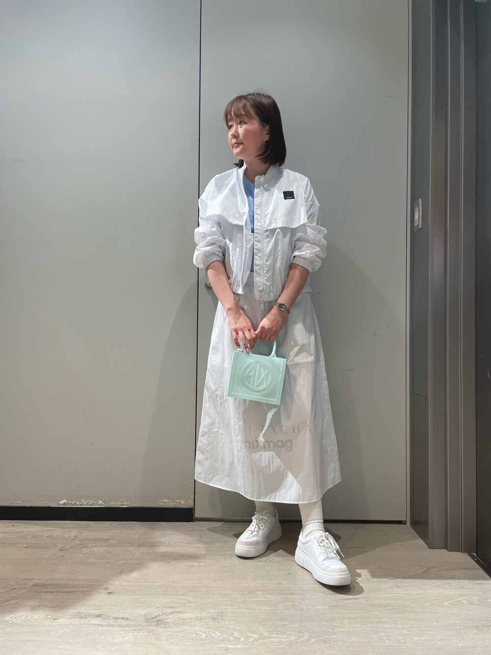 「AXchanger、AXchange、armaniexchange、ARMANIEXCHANGE、アルマーニエクスチェンジ、春服コーデ、ショルダーバッグ、ホワイトコーデ、スカート、高身長女子、ブルゾン、春アウター、きれいめカジュアル、休日コーデ、ロングスカート」｜「ARMANI EXCHANGEの【A|X アルマーニ エクスチェンジ】AXロゴ　ナイロンロングスカート（スカート、ホワイト系）」を使った、MIさん（レディース・169cm）の春コーディネートの1枚目の写真