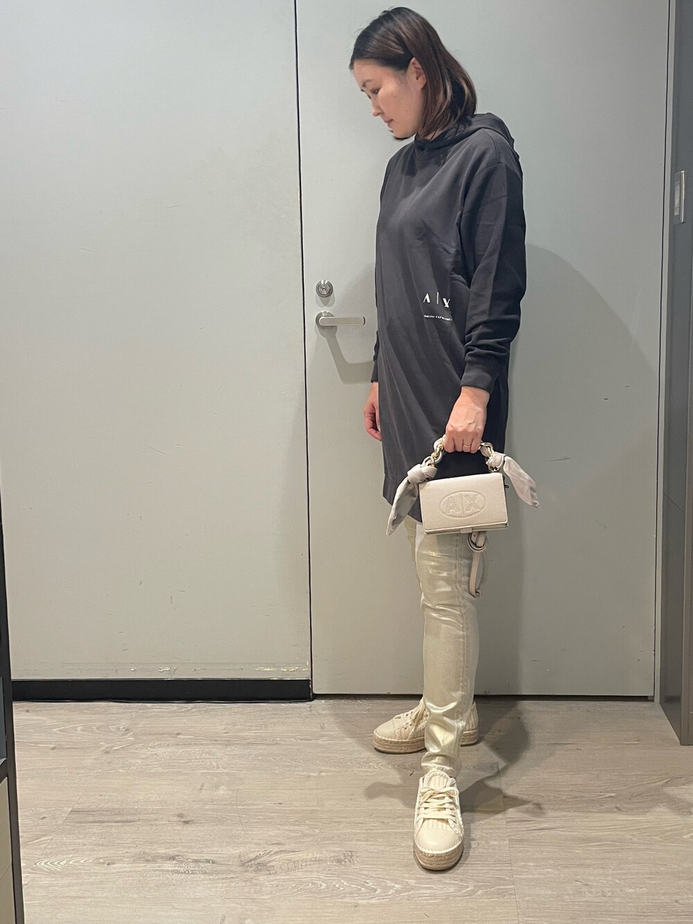 「アルマーニエクスチェンジ、AXchanger、AXchange、ARMANIEXCHANGE、カジュアルコーデ、高身長コーデ、スウェットワンピース、ゴールドパンツ」｜「ARMANI EXCHANGEの【A|X アルマーニ エクスチェンジ】レースアップ　エスパドリーユ（スリッポン、ベージュ系）」を使った、MIさん（レディース・169cm）の夏コーディネートの1枚目の写真