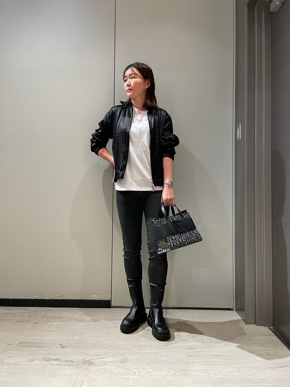 「アルマーニエクスチェンジ、armaniexchange、ARMANIEXCHANGE、ARMANIworld、WelcomeARMANI、AXchanger、AXchange、ブラックコーデ、ハンドバッグ、ショルダーバッグ、ブラックスキニーパンツ、ブルゾン、秋コーデ」｜「ARMANI EXCHANGEの【A|X アルマーニ エクスチェンジ】BOXロゴバックル　ミニハンドバッグ（オールオーバーロゴ）（ハンドバッグ、ブラック系）」を使った、MIさん（レディース・169cm）の夏コーディネートの1枚目の写真