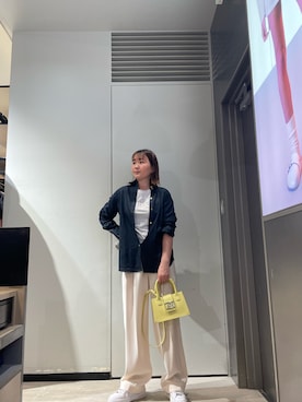 「ARMANI EXCHANGE（アルマーニエクスチェンジ）の【A|X アルマーニ エクスチェンジ】WE インディゴブルー シャンブレーシャツ（シャツ/ブラウス、ブルー系）」を使った、MIさん（レディース・169cm）の春コーディネート