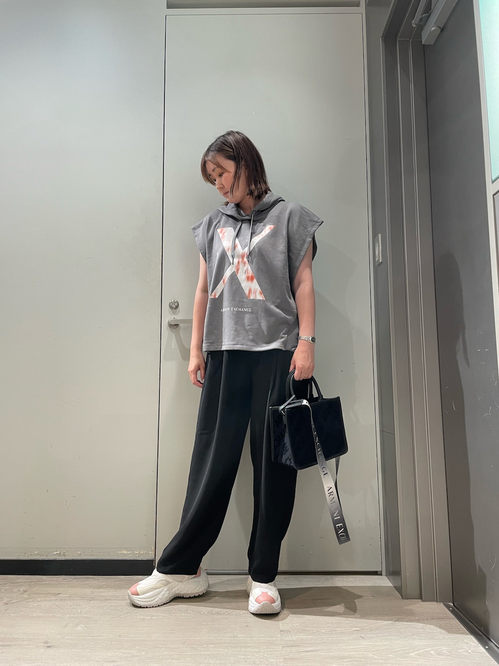 「AXchanger、AXchange、アルマーニエクスチェンジ、ARMANIEXCHANGE、armaniexchange、ARMANIworld、WelcomeARMANI、パンツスタイル、ショルダーバッグ、ハンドバッグ、スニーカースタイル、クロパンツ」｜「ARMANI EXCHANGEの【A|X アルマーニ エクスチェンジ】オールオーバーロゴ　ボックスミニハンドバッグ（ハンドバッグ、ブラック系）」を使った、MIさん（レディース・169cm）の夏コーディネートの1枚目の写真