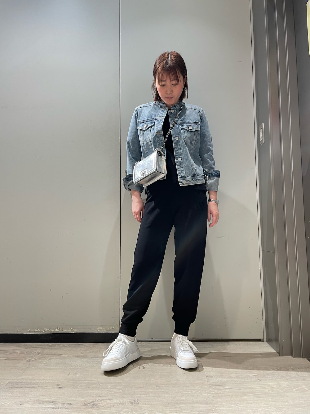 「AXchanger、armaniexchange、AXchange、ARMANIEXCHANGE、アルマーニエクスチェンジ、ARMANIworld、オトナカジュアル、デニムジャケット、Gジャン、チェーンバッグ、セットアップ、春コーデ、カジュアルコーデ、高身長女子、ゆるコーデ」｜「ARMANI EXCHANGEの【A|X アルマーニ エクスチェンジ】レースアップスニーカー（スニーカー、ホワイト系）」を使った、MIさん（レディース・169cm）の春コーディネートの1枚目の写真