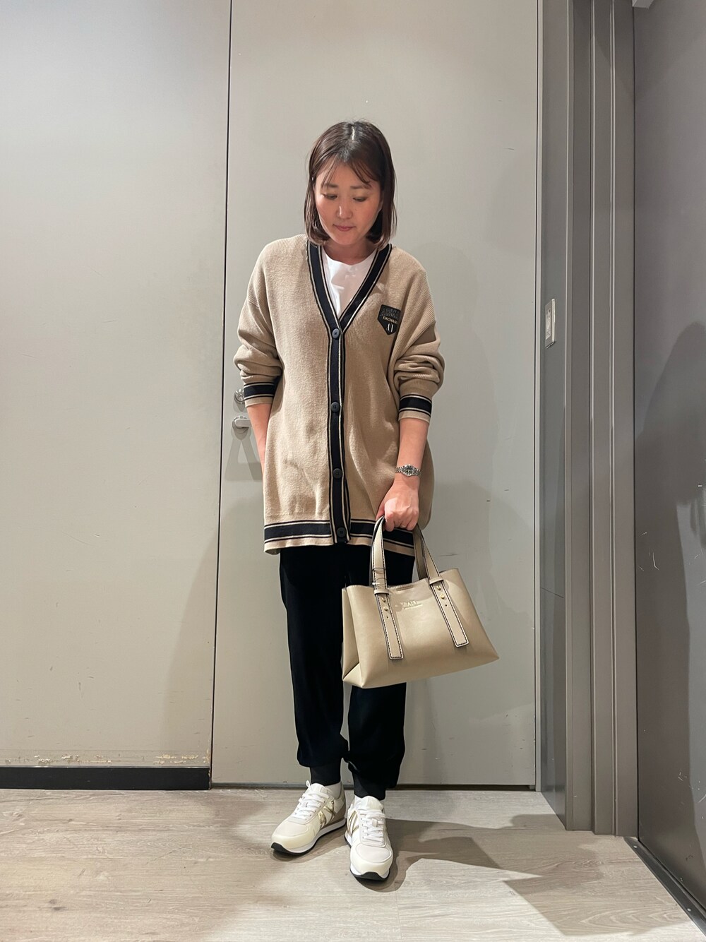 「AXchanger、AXchange、アルマーニエクスチェンジ、armaniexchange、ARMANIEXCHANGE、ニットカーディガン、ベロアパンツ、ハンドバッグ、秋冬コーデ、高身長コーデ、ベージュバッグ、ラクチンコーデ、ビッグシルエット、スニーカー、大人カジュアル」｜「ARMANI EXCHANGEの【A|X アルマーニ エクスチェンジ】A|Xロゴ　ボックストートバッグ（トートバッグ、ブラック系）」を使った、MIさん（レディース・169cm）の秋コーディネートの1枚目の写真