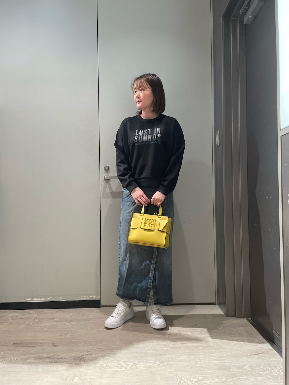 「armaniexchange、ARMANIEXCHANGE、アルマーニエクスチェンジ、AXchanger、AXchange、ARMANIworld、高身長女子、スカート、デニムスカート、ロングスカート、ハンドバッグ、春コーデ、ラフコーデ、カジュアル、オトナカジュアル」｜「ARMANI EXCHANGEの【A|Xアルマーニ エクスチェンジ】BOXロゴバックル　ミニハンドバッグ（ハンドバッグ、ブラック系）」を使った、MIさん（レディース・169cm）の春コーディネートの1枚目の写真