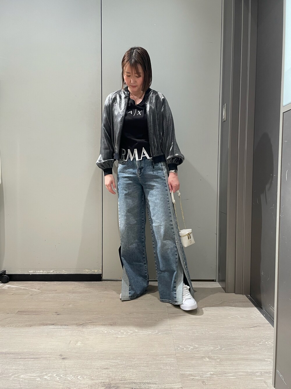 「AXchanger、AXchange、アルマーニエクスチェンジ、ARMANIEXCHANGE、armaniexchange、ARMANIworld、春コーデ、アウター、ワイドデニム、ミニバッグ、Tシャツ、高身長女子、カジュアルコーデ」｜「ARMANI EXCHANGEの【A|X アルマーニ エクスチェンジ】オールオーバーロゴ ブルゾンジャケット（ブルゾン、ベージュ系）」を使った、MIさん（レディース・169cm）の春コーディネートの1枚目の写真