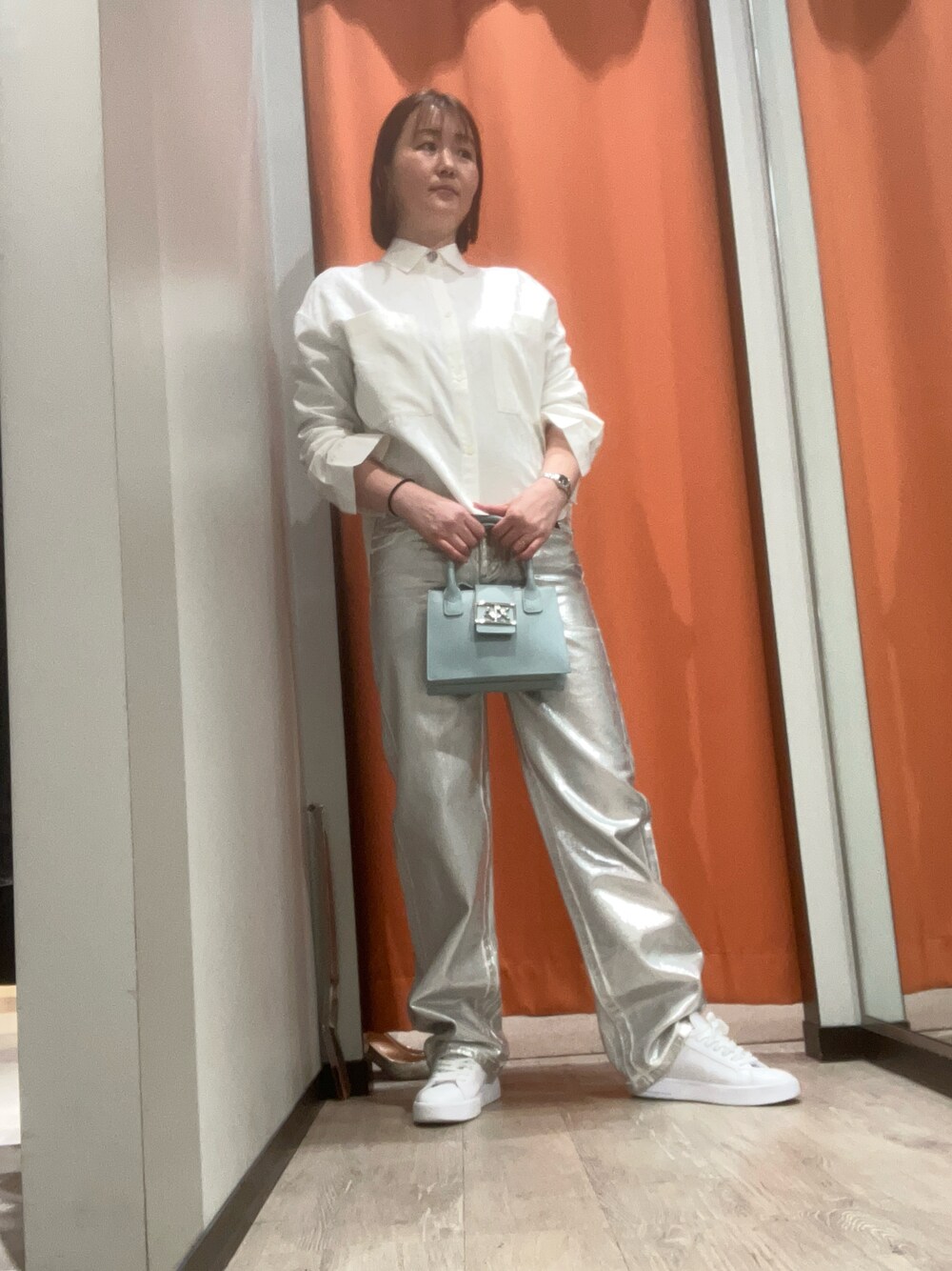 「AXchanger、axchange、armaniexchange、ARMANIEXCHANGE、アルマーニエクスチェンジ、高身長コーデ、シルバー、デニム、ハンドバッグ、ショルダーバッグ、春コーデ、シャツスタイル、カジュアル」｜「ARMANI EXCHANGEの【A|X アルマーニ エクスチェンジ】シルバーコーティング デニムパンツ_J52 LOW RISE RELAXED（デニムパンツ、シルバー系）」を使った、MIさん（レディース・169cm）の春コーディネートの1枚目の写真