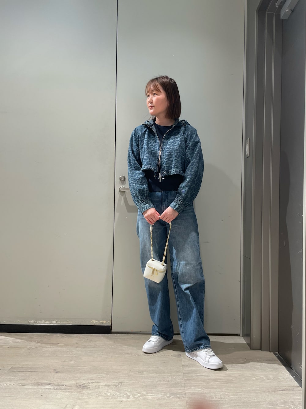 「AXchanger、AXchange、armaniexchange、ARMANIEXCHANGE、アルマーニエクスチェンジ、ARMANIworld、高身長女子、大人かわいい、デニムジャケット、デニムブルゾン、ジーンズ、ワイドデニムパンツ、春コーデ、オトナ女子、ショルダーバッグ」｜「ARMANI EXCHANGEの【A|X アルマーニ エクスチェンジ】AXロゴ　ミニショルダーバッグ（ショルダーバッグ、ブラック系）」を使った、MIさん（レディース・169cm）の春コーディネートの1枚目の写真