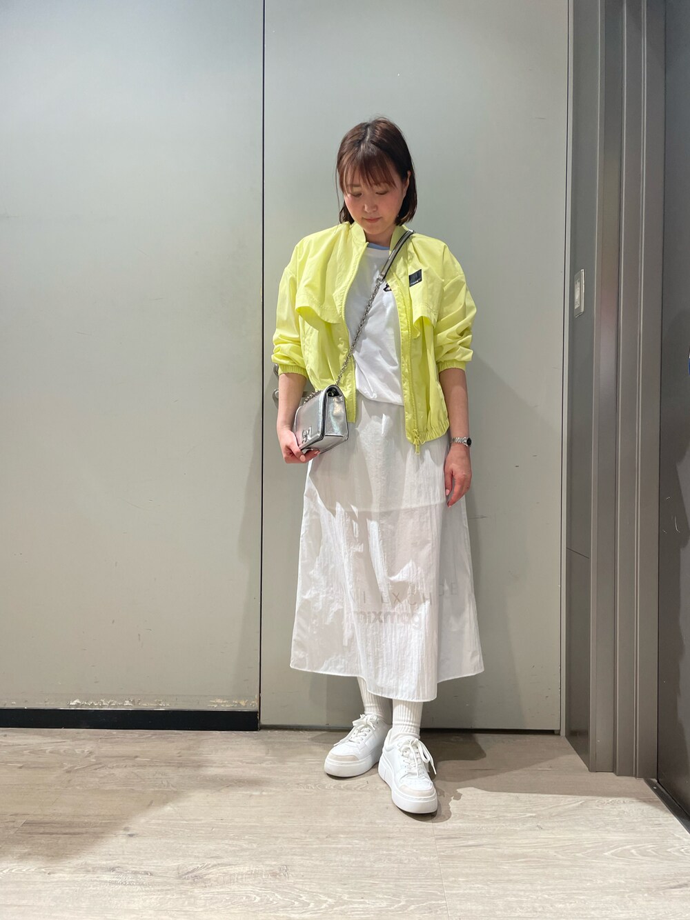 「armaniexchange、ARMANIEXCHANGE、AXchanger、AXchange、アルマーニエクスチェンジ、高身長コーデ、春服コーデ、春、春アウター、スカート、ショルダーバッグ、ラフコーデ、スニーカー、ママコーデ、大人カジュアル」｜「ARMANI EXCHANGEの【A|X アルマーニ エクスチェンジ】AXロゴ　ナイロンロングスカート（スカート、ホワイト系）」を使った、MIさん（レディース・169cm）の春コーディネートの1枚目の写真