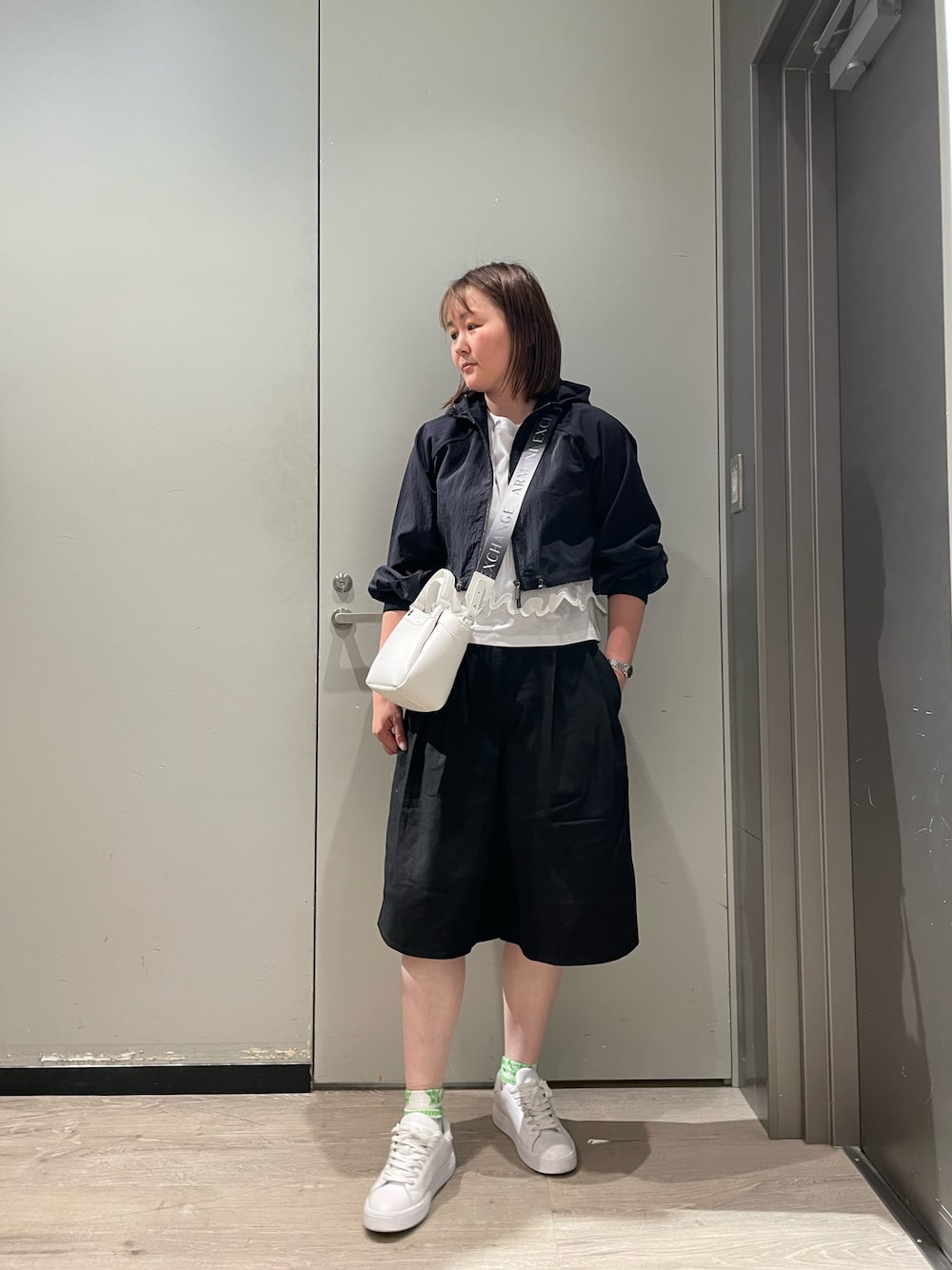 「armaniexchange、ARMANIEXCHANGE、AXchanger、axchange、アルマーニエクスチェンジ、ARMANIworld、ハーフパンツ、ショルダーバッグ、高身長女子、カジュアルコーデ、ラフ、おでかけコーデ、スニーカー、モノトーン、カジュアル」｜「ARMANI EXCHANGEの【A|X アルマーニ エクスチェンジ】WAVE　A|Xロゴ　ミニハンドバッグ（ハンドバッグ、ホワイト系）」を使った、MIさん（レディース・169cm）の春コーディネートの1枚目の写真
