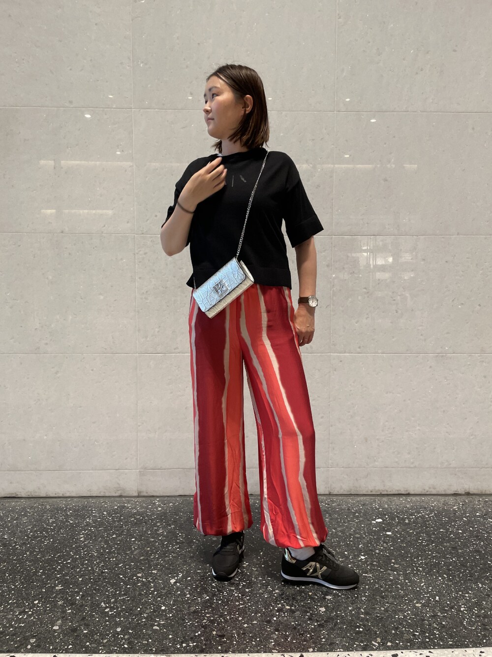 「アルマーニエクスチェンジ、AXchanger、AXchange、ARMANIEXCHANGE、ゆるコーデ、高身長コーデ、パンツスタイル、スニーカーコーデ、チェーンウォレット」｜「ARMANI EXCHANGEの【A|X アルマーニ エクスチェンジ】LAVAプリント　レーヨンワイドシルエットパンツ（その他パンツ、レッド系）」を使った、MIさん（レディース・169cm）の春コーディネートの1枚目の写真