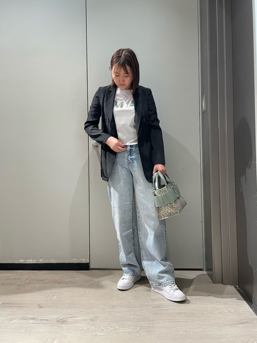 「AXchanger、AXchange、アルマーニエクスチェンジ、ARMANIEXCHANGE、armaniexchange、ジャケット、デニムパンツ、テーラードジャケット、カジュアル、ハンドバッグ、ショルダーバッグ、高身長女子、ワイドパンツ、スニーカー、セットアップ」｜「ARMANI EXCHANGEの【A|X アルマーニ エクスチェンジ】ライトブルーウォッシュ　デニムパンツ_J38 RELAXED（デニムパンツ、ブルー系）」を使った、MIさん（レディース・169cm）の春コーディネートの1枚目の写真