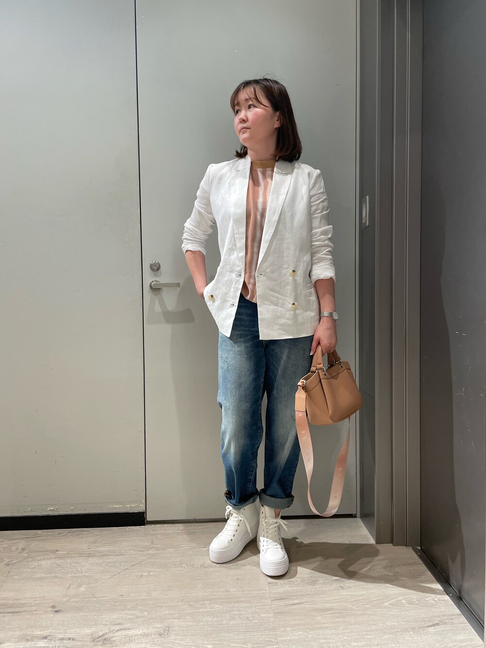 「AXchanger、AXchange、アルマーニエクスチェンジ、ARMANIEXCHANGE、armaniexchange、高身長コーデ、デニムスタイル、ジャケット、麻ジャケット、ミニバッグ」｜「ARMANI EXCHANGEの【A|X アルマーニ エクスチェンジ】リネンダブルジャケット（テーラードジャケット、ホワイト系）」を使った、MIさん（レディース・169cm）の春コーディネートの1枚目の写真