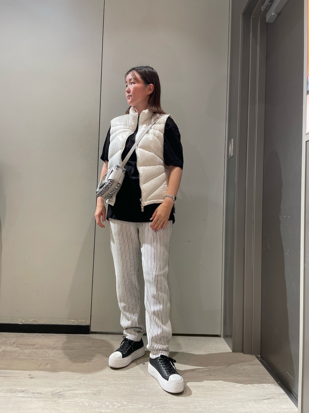 「アルマーニエクスチェンジ、armaniexchange、AXchanger、AXchange、ARMANIworld、高身長コーデ、ダウンベスト、ゆるコーデ、ショルダーバッグ、スウェットパンツ、ストライプパンツ」｜「ARMANI EXCHANGEの【A|X アルマーニ エクスチェンジ】ラインロゴ　ボンディングパンツ（スウェットパンツ、ホワイト系）」を使った、MIさん（レディース・169cm）の夏コーディネートの1枚目の写真