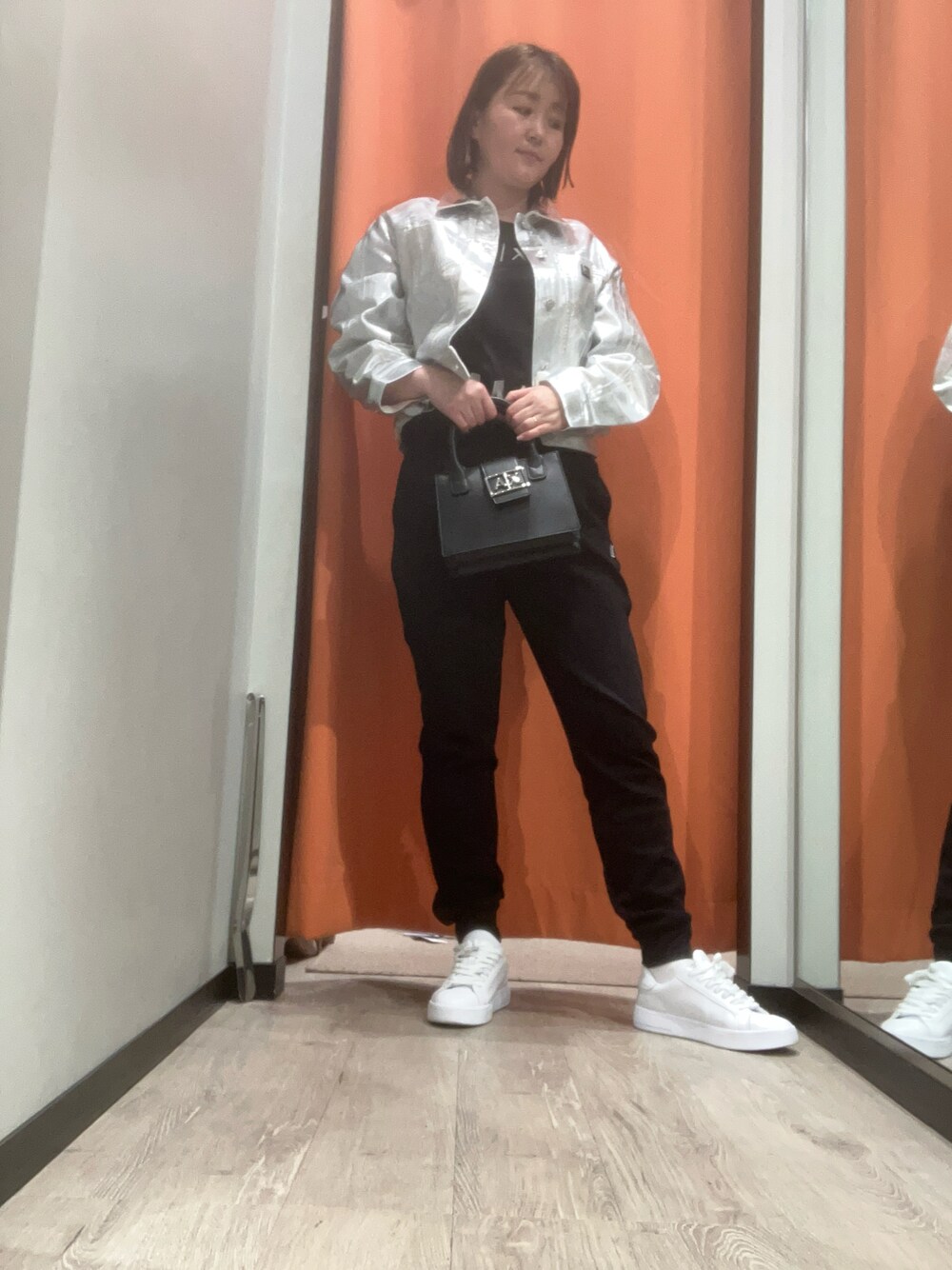 「AXchanger、AXchange、armaniexchange、ARMANIEXCHANGE、アルマーニエクスチェンジ、シルバー、デニムジャケット、キラキラ、春コーデ、ハンドバッグ、ショルダーバッグ、高身長、シンプルコーデ、ARMANIworld」｜「ARMANI EXCHANGEの【A|X アルマーニ エクスチェンジ】シルバーコーティング デニムジャケット（デニムジャケット、シルバー系）」を使った、MIさん（レディース・169cm）の春コーディネートの1枚目の写真