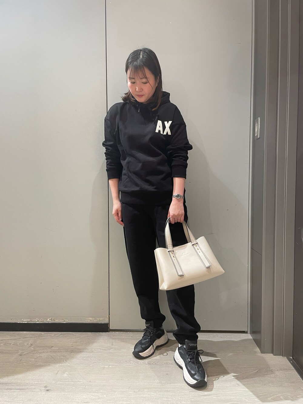 「armaniexchange、ARMANIEXCHANGE、アルマーニエクスチェンジ、AXchanger、AXchange、ARMANIworld、ラクチンコーデ、セットアップ、ハンドバッグ、スニーカー、スウェットパンツ、パーカー、高身長女子、大人カジュアル、ゆるコーデ」｜「ARMANI EXCHANGEの【A|X アルマーニ エクスチェンジ】A|Xロゴ　ボックストートバッグ（トートバッグ、ブラック系）」を使った、MIさん（レディース・169cm）の冬コーディネートの1枚目の写真