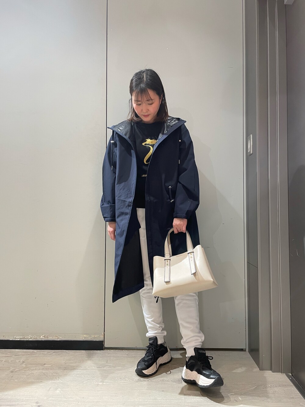 「armaniexchange、ARMANIEXCHANGE、AXchanger、AXchange、高身長女子、春コーデ、スプリングコート、スニーカー、ハンドバッグ、干支、トレーナー、スウェットパンツ、ラクチンコーデ、オトナ女子、コート」｜「ARMANI EXCHANGEの【A|X アルマーニ エクスチェンジ】A|Xロゴ　ボックストートバッグ（トートバッグ、ベージュ系）」を使った、MIさん（レディース・169cm）の冬コーディネートの1枚目の写真