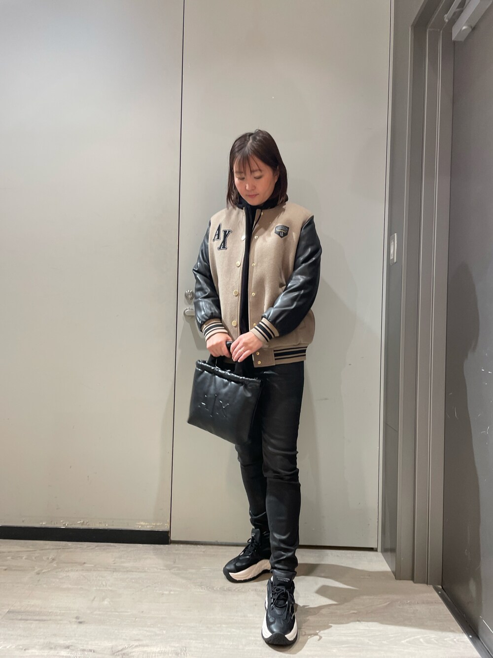 「アルマーニエクスチェンジ、AXchanger、axchange、armaniexchange、ARMANIEXCHANGE、ブラックデニム、ハンドバッグ、秋服コーデ、ジャケットコーデ」｜「ARMANI EXCHANGEの【A|X アルマーニ エクスチェンジ】AXロゴ　バーシティジャケット（ブルゾン、ベージュ系）」を使った、MIさん（レディース・169cm）の秋コーディネートの1枚目の写真