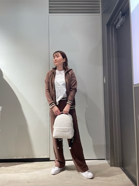 「ARMANI EXCHANGE（アルマーニエクスチェンジ）の【A|X アルマーニ エクスチェンジ】AXロゴ フーデッドジップアップスウェットシャツ（スウェット、ブラウン系）」を使った、MIさん（レディース・169cm）の春コーディネート