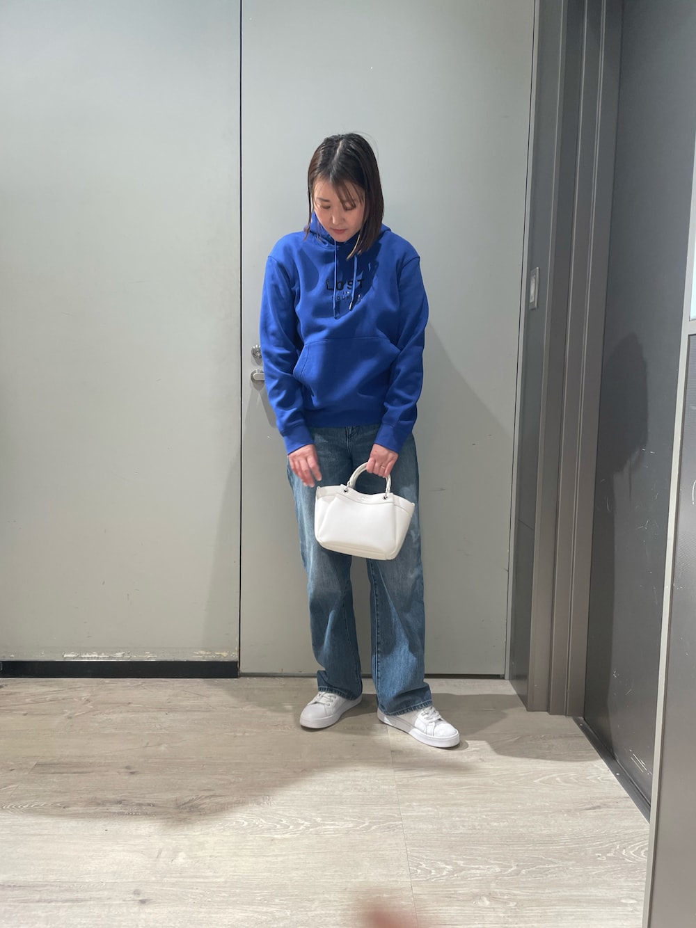 「armaniexchange、ARMANIEXCHANGE、AXchanger、AXchange、ARMANIworld、アルマーニエクスチェンジ、デニムパンツ、ハンドバッグ、ミニバッグ、パーカー、スウェット、ラフコーデ、高身長コーデ、スニーカー、春コーデ」｜「ARMANI EXCHANGEの【A|X アルマーニ エクスチェンジ】BE ミッドブルーウォッシュ デニムパンツ_J38 RELAXED（デニムパンツ、ブルー系）」を使った、MIさん（レディース・169cm）の春コーディネートの1枚目の写真