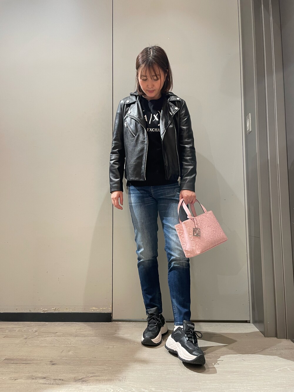 「AXchanger、AXchange、アルマーニエクスチェンジ、ARMANIEXCHANGE、armaniexchange、レザージャケット、デニムスタイル、ハンドバッグ」｜「ARMANI EXCHANGEの【A|X アルマーニ エクスチェンジ】フード付き　ライダースジャケット（ライダースジャケット、ブラック系）」を使った、MIさん（レディース・169cm）の冬コーディネートの1枚目の写真